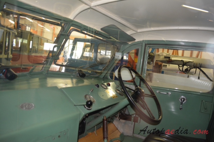 FBW Frontlenker (kabina nad silnikiem) 1947-1985 (1941 FBW EW 5040 Mineralqülle Eptingen Sissnach przeróbka na elektryczny pickup), wnętrze