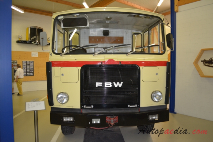 FBW Frontlenker (kabina nad silnikiem) 1947-1985 (1974 FBW 80-V-E 4A Röllin AG Hirzel 6x4 transport betonu), przód