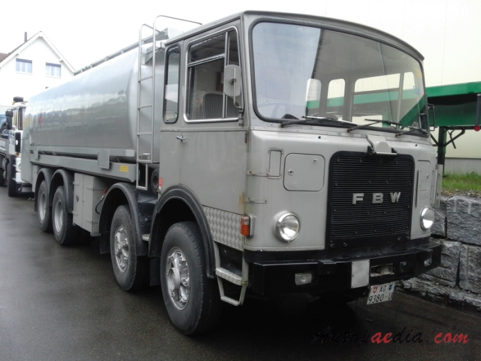 FBW Frontlenker (kabina nad silnikiem) 1947-1985 (1976-1979 FBW 85-V 8x4 pojazd wojskowy cysterna), prawy przód