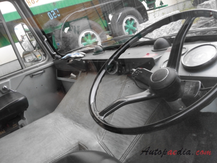 FBW Frontlenker (cab over engine) 1947-1985 (1976-1979 FBW 85-V 8x4 military truck tank truck), interior