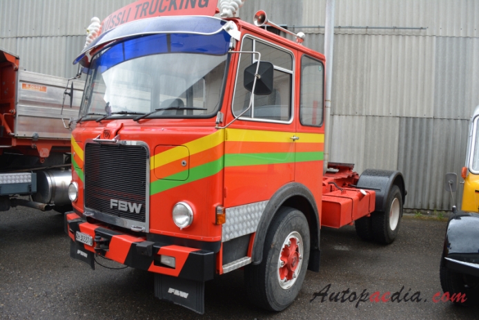 FBW Frontlenker (kabina nad silnikiem) 1947-1985 (1977 FBW 50-V Nüssli ciągnik siodłowy), lewy przód