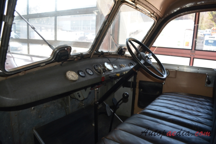 FBW Hauber (kabina za silnikiem) 1919-1985 (1932 FBW R Werner Gehrig Rudolfstetten wóz strażacki przeróbka), wnętrze