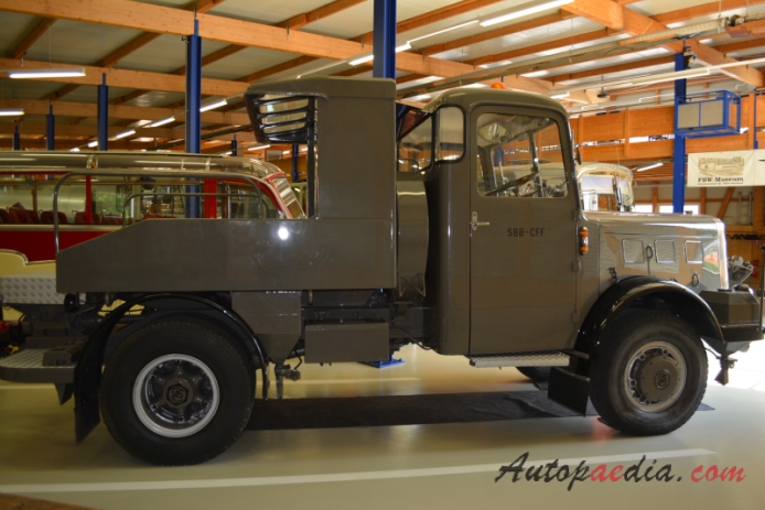 FBW Hauber (kabina za silnikiem) 1919-1985 (1960 FBW X50/X70 SBB pojazd szynowo-drogowy), prawy bok