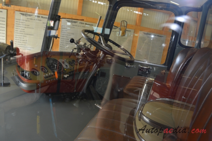 FBW Hauber (kabina za silnikiem) 1919-1985 (1960 FBW X50/X70 SBB pojazd szynowo-drogowy), wnętrze