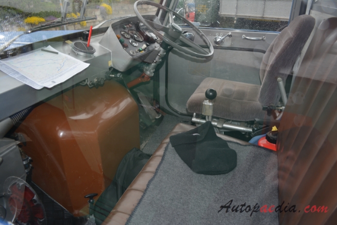 FBW Hauber (kabina za silnikiem) 1919-1985 (1970 FBW L70 EDA Roth Dürnten wywrotka), wnętrze