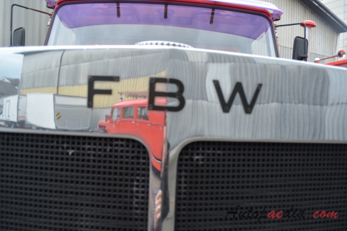 FBW Hauber (kabina za silnikiem) 1919-1985 (1978 FBW 80N E6A Nüssli AG 6x4 wywrotka), emblemat przód 