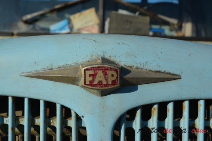 FAP 13 1962-1994 (197x-1994 FAP 1314 nadwozie skrzyniowe), emblemat przód 