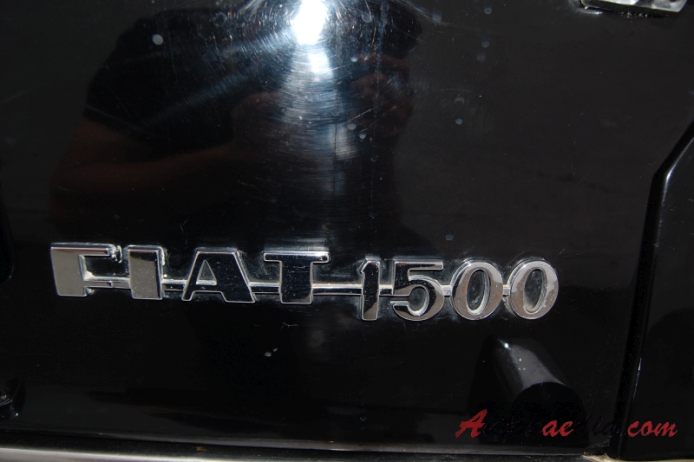 Fiat 1500 1961-1967 (1964-1967 Fiat 1500 C karawan pogrzebowy 3d), emblemat tył 