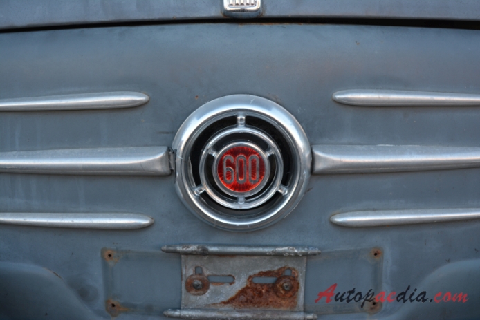 Fiat 600 1955-1969 (1965 Fiat 600D seria II), emblemat przód 