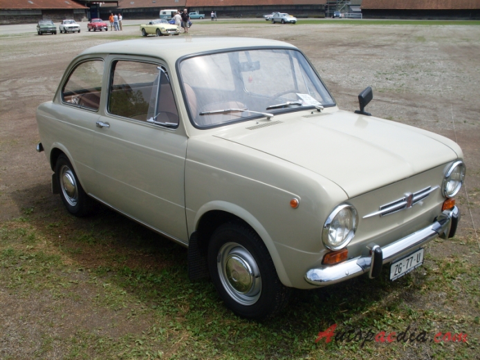 Fiat 850 1964-1973 (1968 Steyr-Fiat 850 sedan 2d), right front view