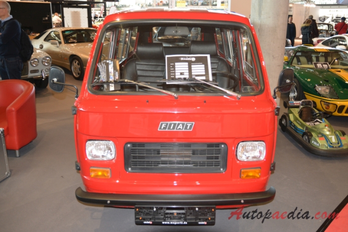 Fiat 900 1976-1986 (1979 Fiat 900T minibus 4d), lewy przód