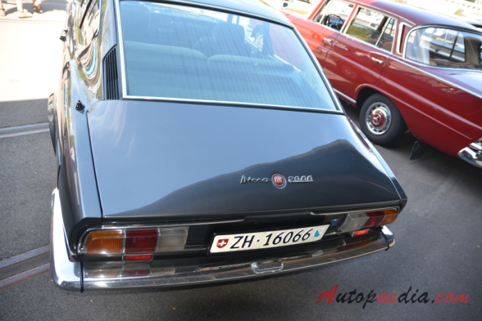 Fiat Dino 1966-1973 (1969-1973 Fiat Dino 2400 Bertone Coupé 2d), tył