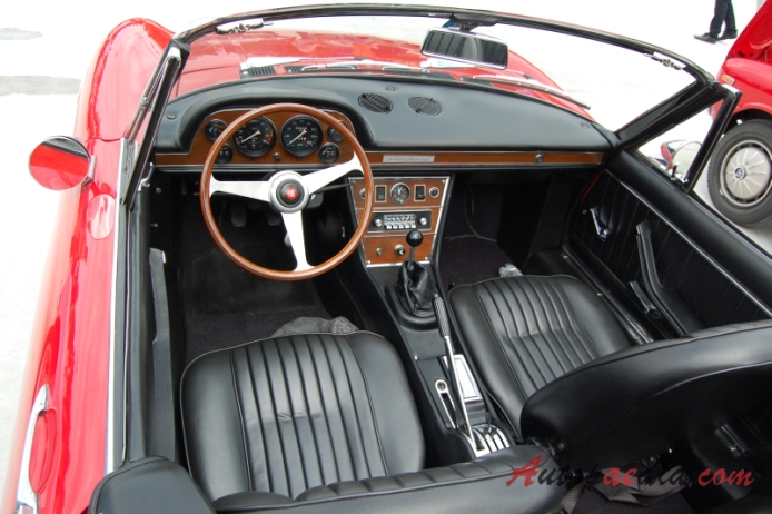 Fiat Dino 1966-1973 (1969-1973 Fiat Dino 2400 Pininfarina Spider 2d), wnętrze