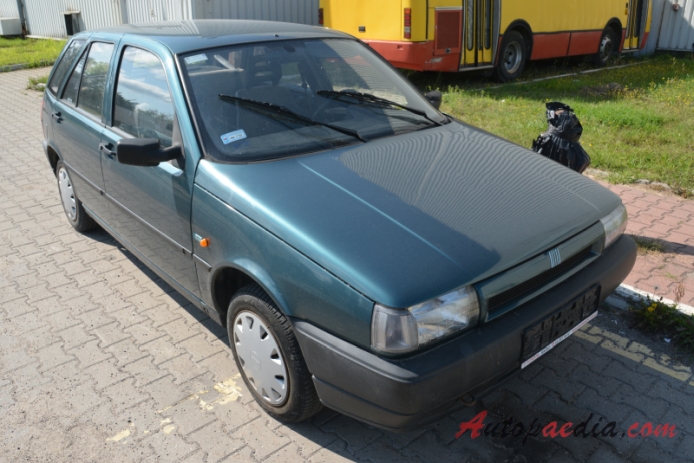 Fiat Tipo 1988-1995 (1993-1995 Fiat Tipo S 1.4i.e. 2. seria hatchback 5d), prawy przód