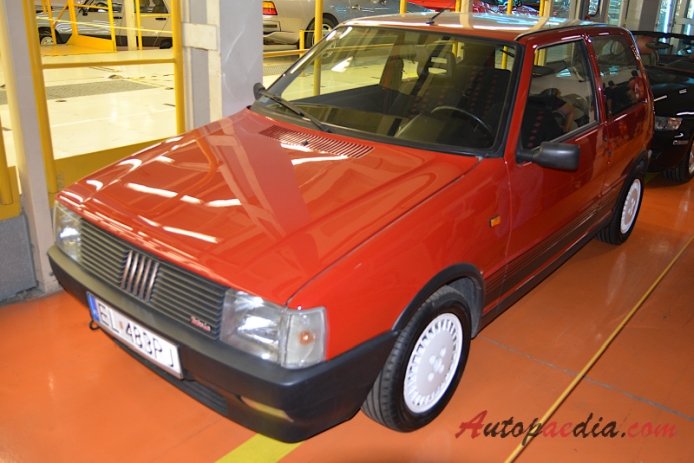 Fiat Uno 1. seria 1983-1989 (1985-1989 Fiat Uno Turbo i.e. hatchback 5d), lewy przód