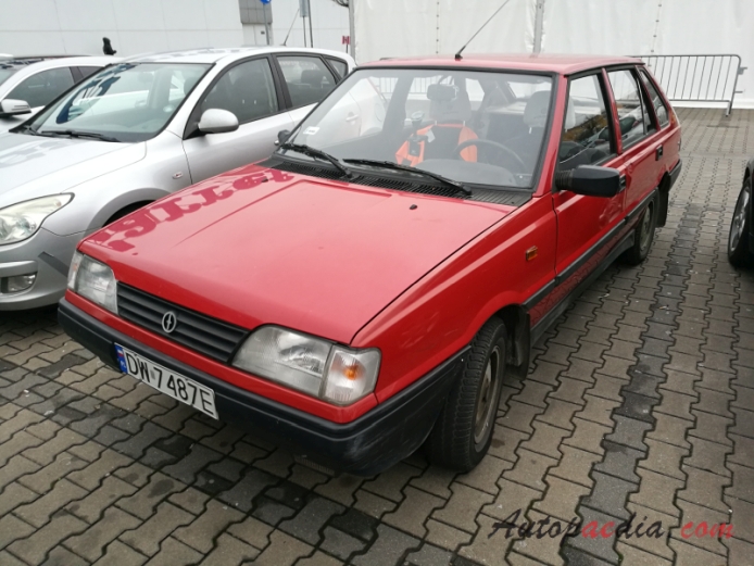 FSO Polonez MR93 (Caro) 1993-1997 (1.4GLi 16V hatchback 5d), left front view
