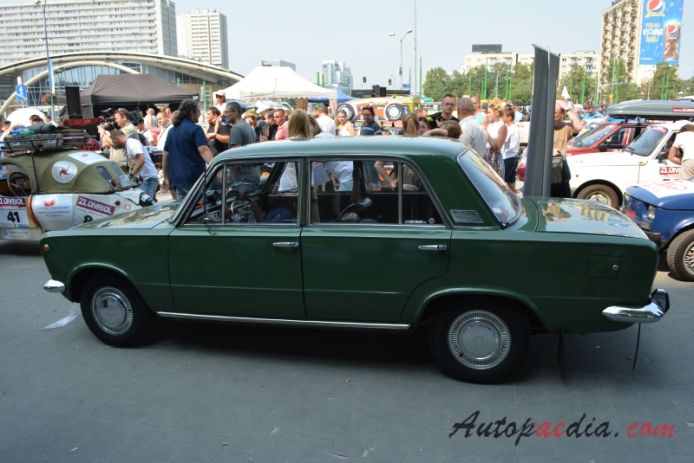Polski Fiat 125p 1. generacja 1967-1982 (1971-1973 sedan 4d), lewy bok