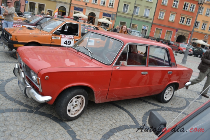 Polski Fiat 125p 1. generacja 1967-1982 (1974 MR74 sedan 4d), lewy bok