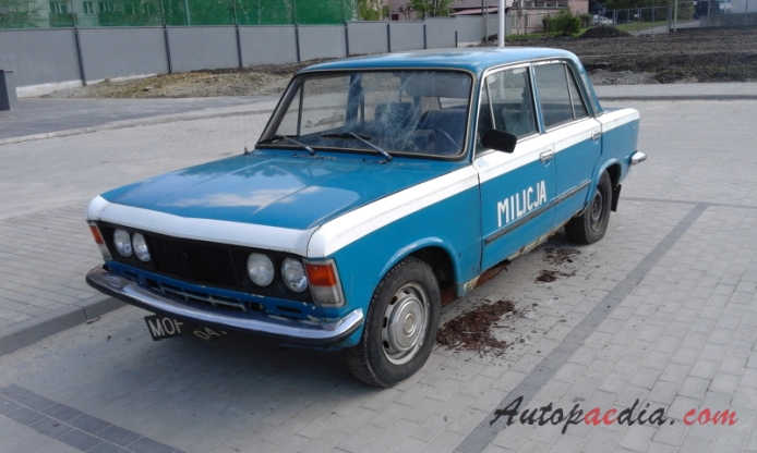 Polski Fiat 125p 1. generacja 1967-1982 (1978-1982 milicja Radiowóz policyjny sedan 4d), lewy przód