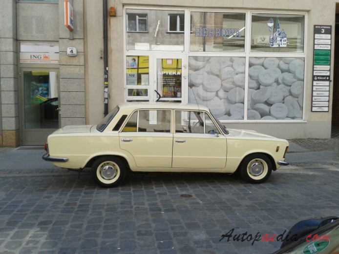Polski Fiat 125p 2. generacja FSO 1500 1983-1991 (1983-1988 1.5 C sedan 4d), prawy bok