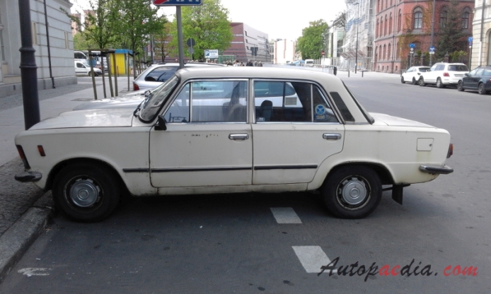 Polski Fiat 125p 2. generacja FSO 1500 1983-1991 (sedan 4d), lewy bok