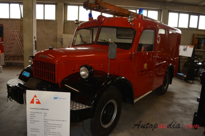 Fargo Power Wagon 1945-1980 (1952 wóz strażacki), lewy przód