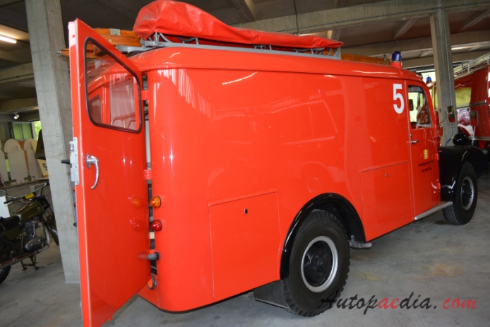Fargo Power Wagon 1945-1980 (1952 wóz strażacki), prawy tył