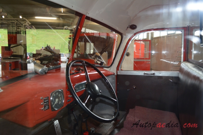 Fargo Power Wagon 1945-1980 (1952 fire engine), interior