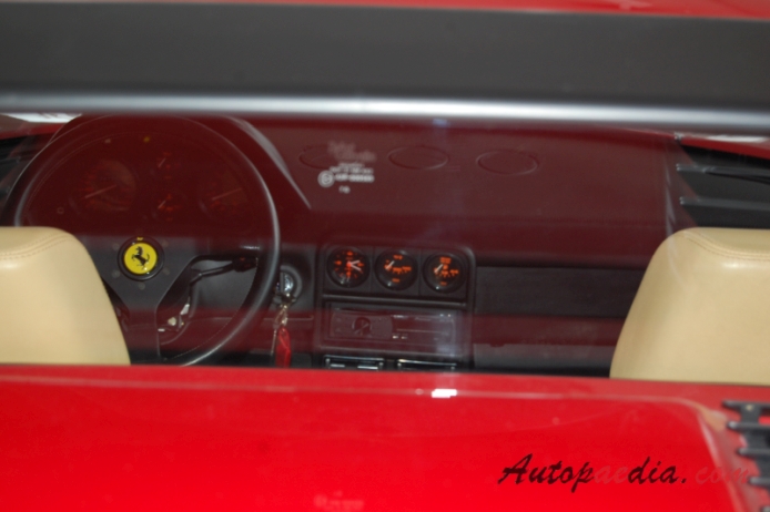 Ferrari 328 1985-1989 (1988 GTB), wnętrze