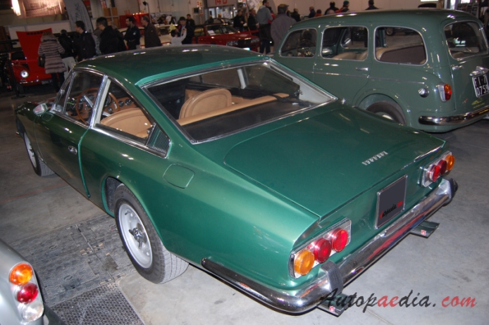 Ferrari 365 GT 2+2 1967-1971,  left rear view