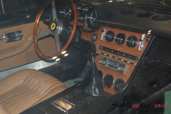 Ferrari 365 GT 2+2 1967-1971, wnętrze