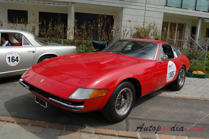 Ferrari 365 GT/4 (Daytona) 1968-1973 (1971 GTB/4), left front view