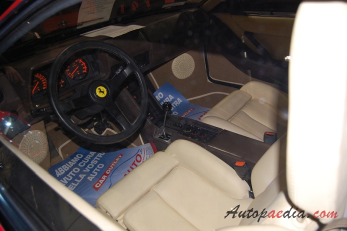 Ferrari Testarossa 1984-1991 (1987), wnętrze