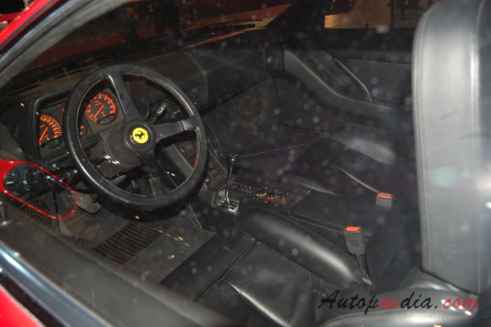 Ferrari Testarossa 1984-1991 (1987), wnętrze