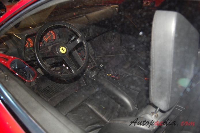 Ferrari Testarossa 1984-1991 (1988), wnętrze