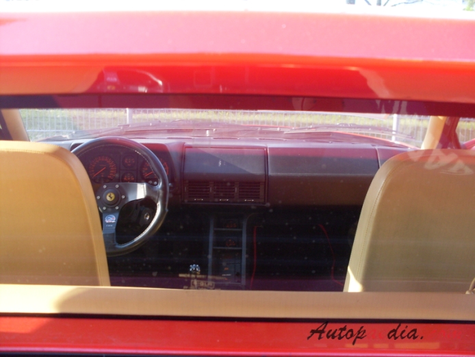 Ferrari Testarossa 1984-1991 (1989), wnętrze