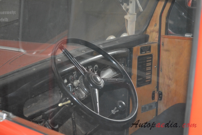 Ford FK 1st Series 1951-1955 (1952 G 39 S LF 8 fire engine), interior