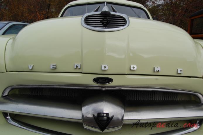 Ford Vendôme 1952-1954, emblemat przód 