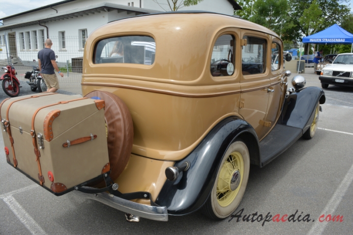 Ford Model 40 (Ford V8) 1933-1934 (1933 Deluxe saloon 4d), prawy tył