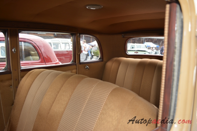 Ford Model 40 (Ford V8) 1933-1934 (1933 Deluxe saloon 4d), interior