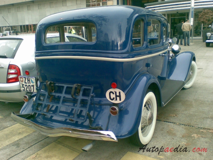 Ford Model 40 (Ford V8) 1933-1934 (1933 saloon 4d), prawy tył