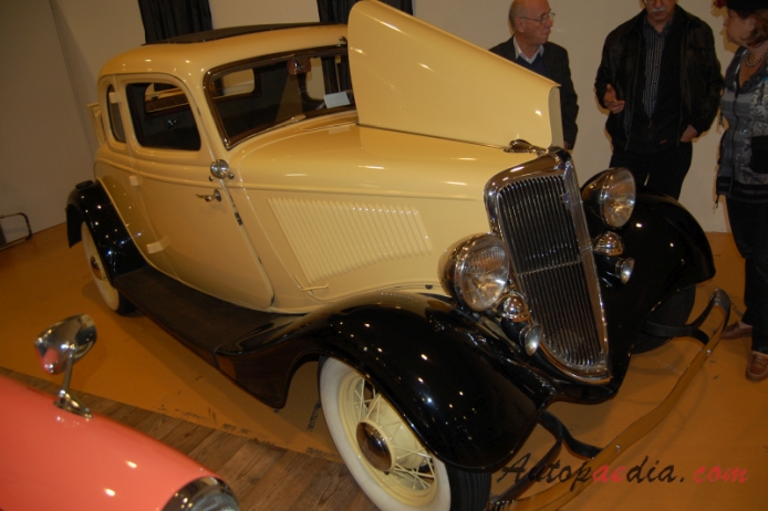 Ford Model 40 (Ford V8) 1933-1934 (1934 Model 40B Deluxe Coupé 2d), right front view