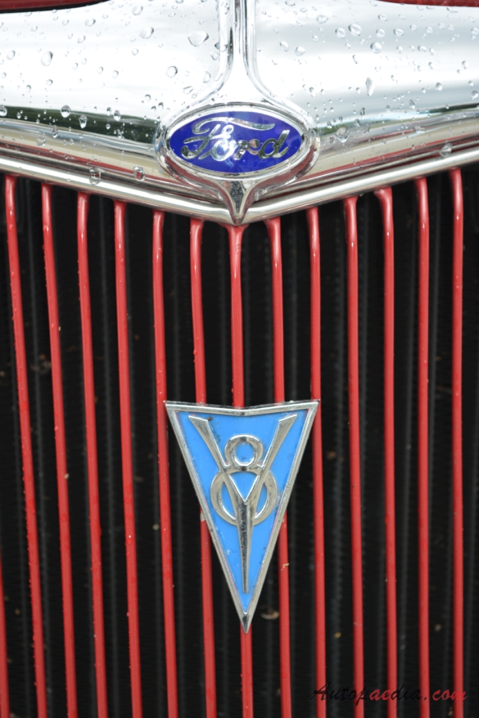 Ford V8 1932-1940 (1934 Model 40B convertible 2d), front emblem  