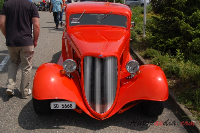 Ford V8 1932-1940 (1934 Model 40B customized hot rod Coupé 2d), front view