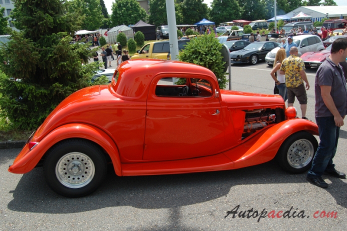 Ford V8 1932-1940 (1934 Model 40B customized hot rod Coupé 2d), right side view