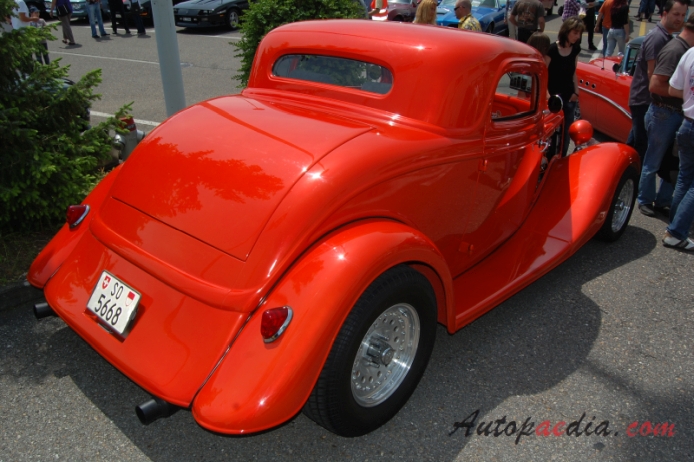 Ford V8 1932-1940 (1934 Model 40B customized hot rod Coupé 2d), right rear view