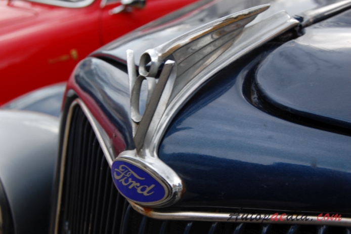 Ford Model 48 (Ford V8) 1935-1936 (1935 saloon 2d), emblemat przód 