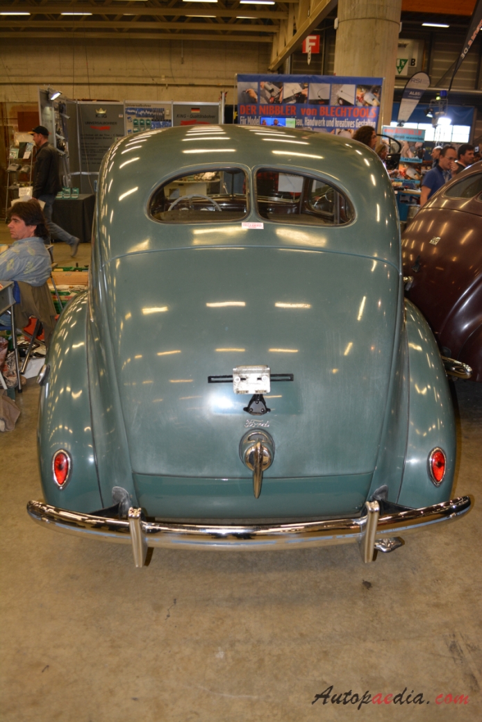 De Luxe Ford 1937-1940 (1939 Model 91A sedan 4d), tył