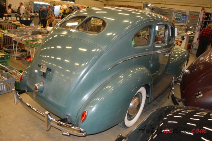 De Luxe Ford 1937-1940 (1939 Model 91A sedan 4d), prawy tył
