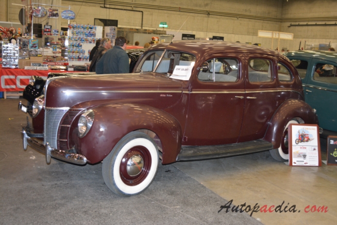 De Luxe Ford 1937-1940 (1940 Model 01A sedan 4d), left front view